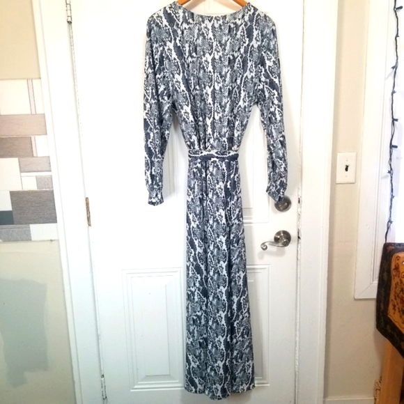 Eloquii Faux Wrap Maxi Dress in Snake Skin Print. Size: 16. - Picture 5 of 11